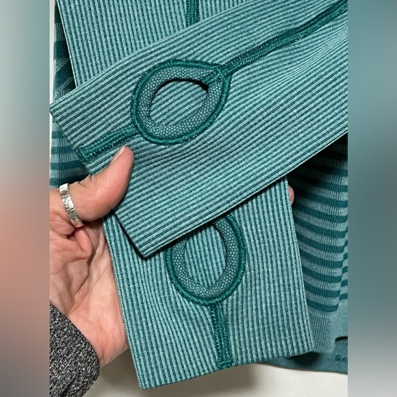 Lululemon Swiftly Tech Long Sleeve Crew Running Activewear Gym Workout Like New - Picture 9 of 12